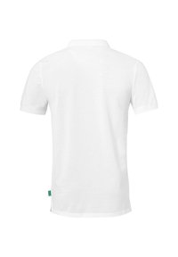 Witte polo met korte mouwen, van achteren weergegeven, met een kraag en een klein groen label aan de onderzijde links.