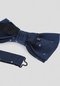 Granatowy krawat w formie muszki wykonany z teksturowanej tkaniny o subtelnym wzorze. Zawiera czarny regulowany pasek dla pewnego dopasowania.