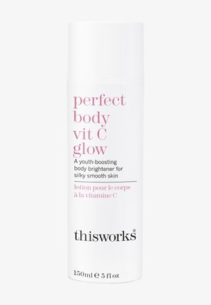 Flacone di lozione cilindrico bianco con pompa. Presenta un testo rosa: "perfect body vit C glow" e "thisworks." Volume: 150 ml.