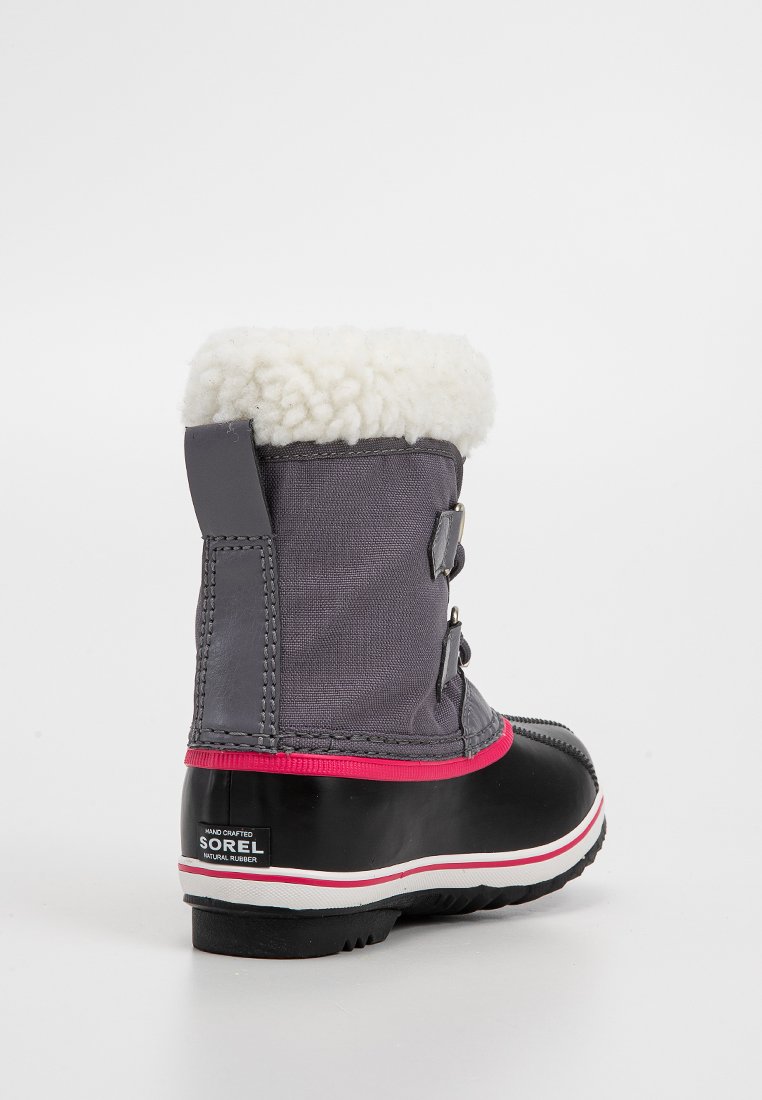 Grauer Textil-Winterstiefel mit weißem Kunstpelzkragen, schwarzem Gummiboden, pinken Akzenten und drei verstellbaren Riemen an der Seite.