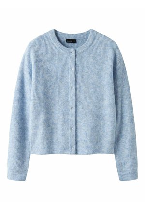 Cardigan bleu clair en tissu côtelé doux. Il dispose d'un col rond, de six boutons sur le devant et de manches longues.