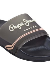 Svart gummistövle med en bred rem som har präglad vit text "Pepe Jeans London" och rosa accentlinjer. Slät yta.