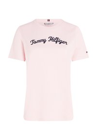 Camiseta de algodón color rosa claro, con el logo "Tommy Hilfiger" bordado en azul marino en el pecho y un pequeño logo en la manga.