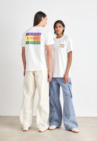 Tommy Jeans TJM REG SUMMER FLAG TEE EXT - Camiseta estampada - white