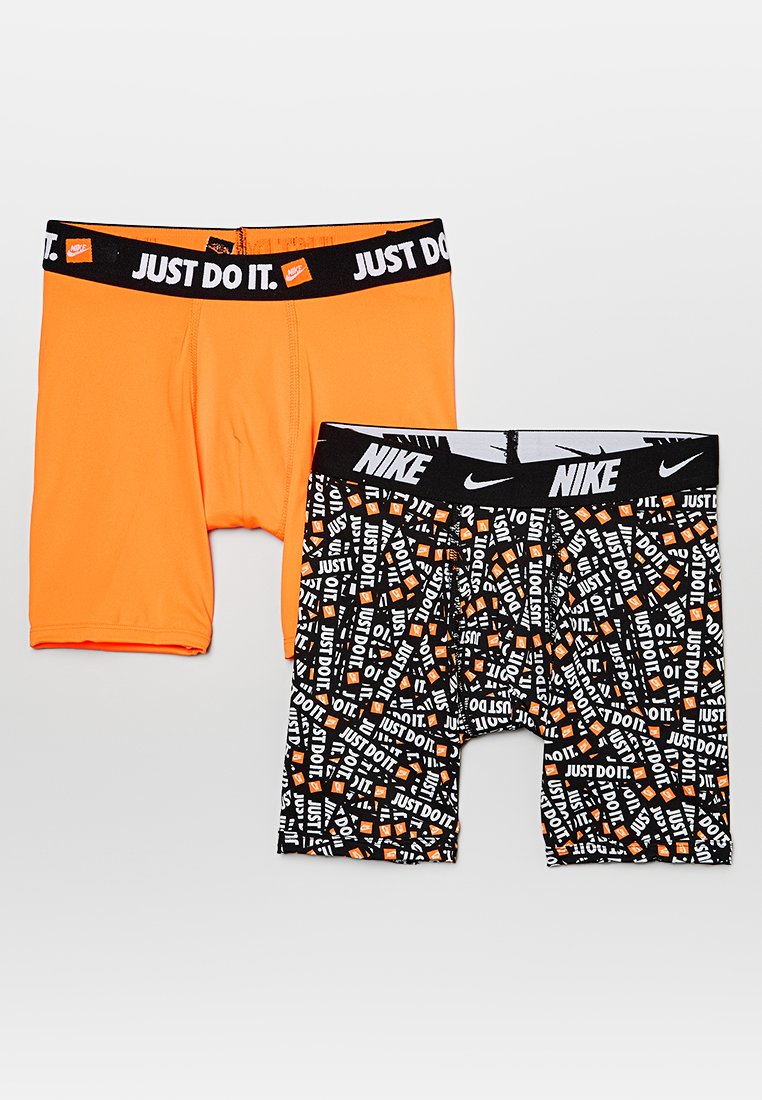 Orange sportliche Boxer-Shorts mit schwarzem elastischen Bund, auf dem "JUST DO IT." steht. Ein zweites Paar in Schwarz mit einem sich wiederholenden Muster aus weißen und orangefarbenen Logos.