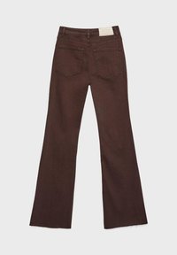 Jeans évasés marron en denim, avec une taille mi-haute, cinq poches et des bords bruts au niveau des ourlets. La vue de dos montre deux poches arrière.