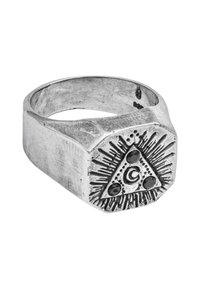 Anello in metallo argentato con design ottagonale, simbolo triangolare in rilievo con raggi e tre pietre nere. Finitura testurizzata.