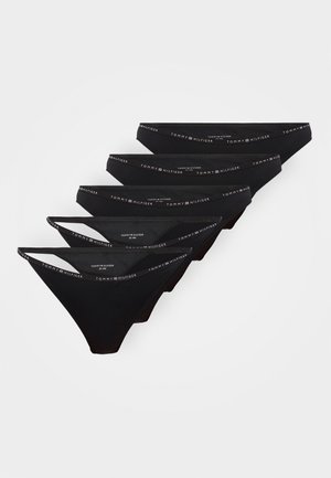 Fem svarte bikini-stil undertøy med Tommy Hilfiger-logo, arrangert i et lagvis rekke på hvit bakgrunn.