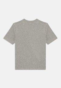 Szürke pamut póló, rövid ujjú, kerek nyakkivágással, sima textúrával, egyszerű design, minták vagy díszítések nélkül. A hátsó nézet látható.