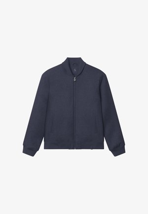 Giacca blu navy in pile morbido con colletto alto, zip frontale a tutta lunghezza e due tasche laterali. Maniche lunghe con polsini a coste.