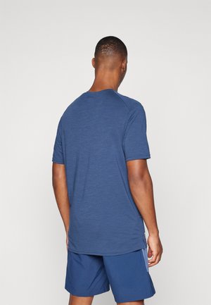 FEMUND EQUALISER - Print T-shirt - indigo night