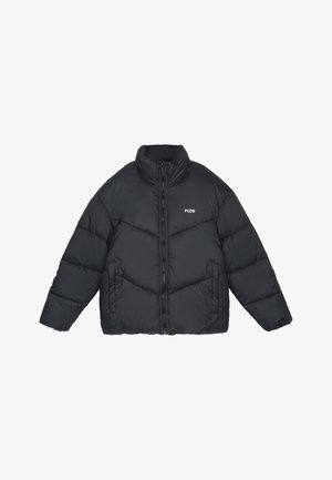 Mustmustakk musta värviga kõrge kraega, lukuga kinnitusega ja PGDR logo. Omab tikandiga disaini ja elastsete varrukatega sooja hoidmise omadusi.