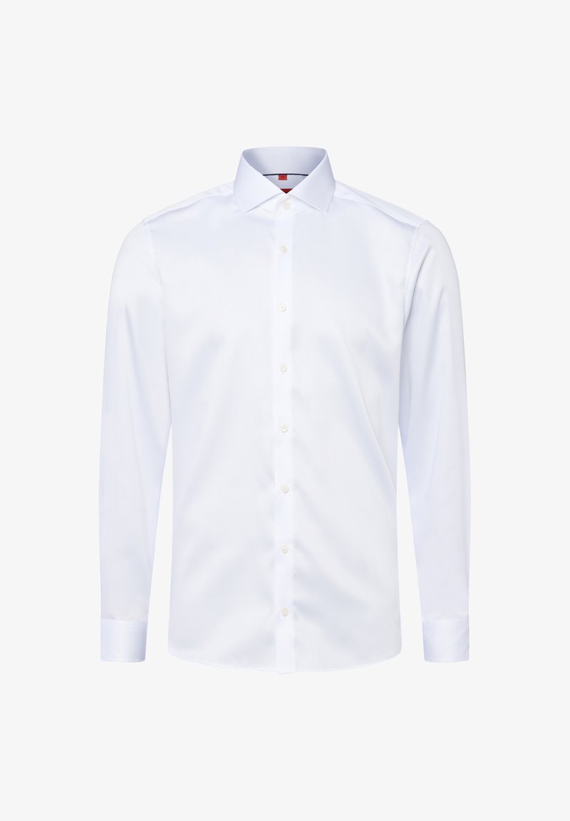 Camicia bianca a maniche lunghe realizzata in tessuto morbido, con colletto classico, chiusura frontale con bottoni e orlo arrotondato.