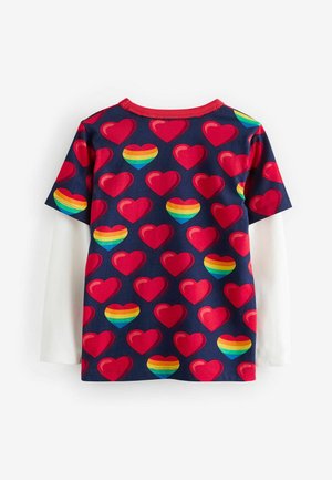 Kortærmet navy t-shirt med flerfarvede hjerter. Har røde hjerter med regnbueakcenter, glat stof og en rund halsudskæring.