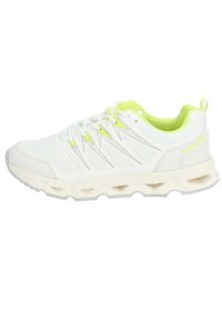 Scarpa atletica bianca con accenti giallo neon, tomaia in rete testurizzata, design con lacci e suola imbottita con sezioni ritagliate per la ventilazione.