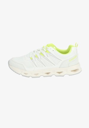 Zapatilla deportiva blanca con acentos en amarillo neón, parte superior de malla texturizada, diseño con cordones y suela acolchada con secciones cortadas para ventilación.