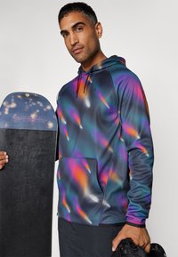 Felpa con cappuccio di colore grigio scuro con un motivo astratto e colorato di blu, arancione e viola. Presenta una tasca frontale e cordini.