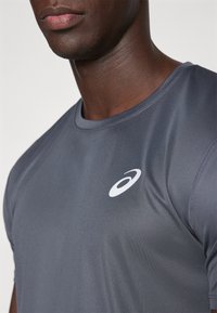 ASICS CORE TOP - Sports T-shirts - carrier grey
