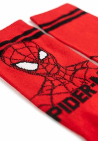 Calze rosse con un grafiche di Spiderman nero, comprese dettagli delle ragnatele e un testo in grassetto che recita "SPIDER-MAN" in basso. Materiale in cotone.