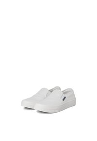 Fehér vászon slip-on cipők sima textúrával, rugalmas oldalsó panelek és fehér gumi talp jellemzi őket. Kis logó címke az oldalon.