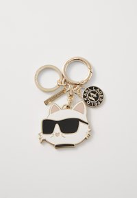 Portachiavi caratterizzato da una faccina di gatto bianca e nera, con occhiali da sole neri. Hardware tono oro con un charm brandizzato attaccato.