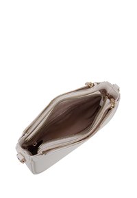 Borsa a tracolla bianca in pelle con scomparti a doppia zip, hardware dorato e una consistenza morbida e liscia. L'interno è foderato in tessuto beige.