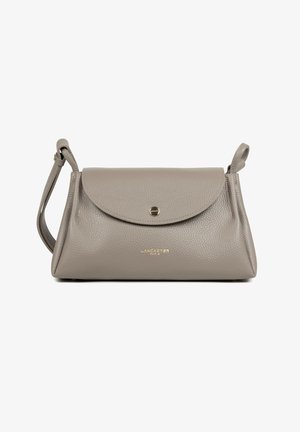 Sac bandoulière Lancaster Paris en cuir taupe avec rabat incurvé, fermeture à pression et bandoulière réglable.