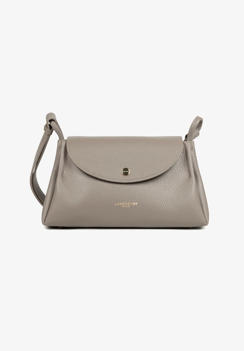 Sac bandoulière Lancaster Paris en cuir taupe avec rabat incurvé, fermeture à pression et bandoulière réglable.