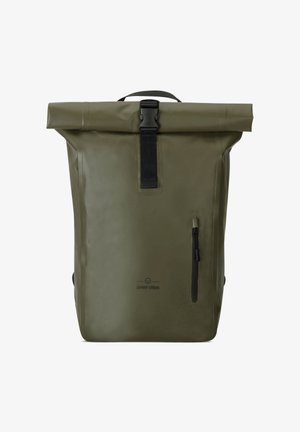 Olive zöld, vízálló anyagból készült, felgöngyölhető hátizsák, elülső cipzáros zsebbel, fekete pánttal és egy logóval, amely a táska alján található.