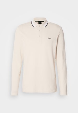 Polo de manga longa creme com pala de botões, colarinho listrado em preto e branco e logótipo "BOSS" em preto no lado esquerdo do peito.