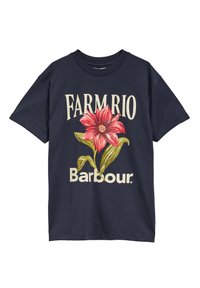 Μπλε ναυτικό T-shirt με μεγάλο ροζ λουλουδάτο σχέδιο, το κείμενο "FARMRIO" πάνω και το λογότυπο "Barbour" κάτω από το λουλούδι στο μπροστινό μέρος.