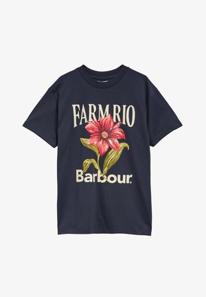 Marineblaues T-Shirt mit großer rosa Blumenillustration, darüber der Schriftzug „FARMRIO“ und darunter das „Barbour“-Logo auf der Vorderseite.