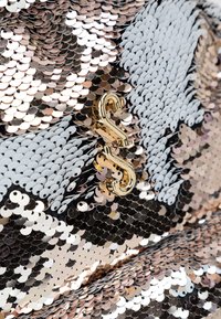 Clutch in paillettes metallizzate con una combinazione di paillettes argento e oro rosa. Presenta una chiusura con un gancio a forma di S dorato e una superficie liscia.