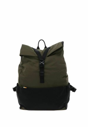 Sac à dos vert et noir avec fermeture roulante sur le dessus, sangle avant avec boucle, poche avant zippée, sangles latérales et poignée de transport sur le dessus.