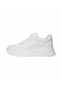 Weißer Sneaker mit einer dicken Sohle, Obermaterial aus glattem synthetischem Leder, Schnürdesign und seitlichen Nahtdetails, die die Form des Schuhs betonen.