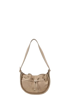 Sac d'épaule en daim beige avec bords tressés, bandoulière réglable et fermeture à cordon sur le devant.