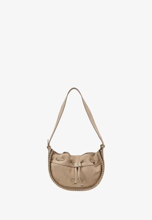 Beige Wildleder-Schultertasche mit geflochtenen Kanten, verstellbarem Riemen und einem vorderen Kordelverschluss.