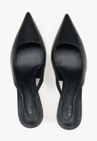 Zwarte leren mules met puntige neuzen en open zijkanten, met een gladde binnenkant. Heeft een minimalistisch design en een platte zool voor casual gebruik.