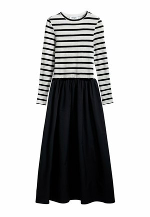 Gestreepte lange mouw jurk met een geribbelde textuur in zwart en wit, met een aangesloten bovenstuk en een vloeiende zwarte rok. Ronde halslijn.