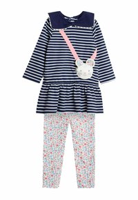 Tamsiai mėlynos ir baltos juostelės suknelė su išsišakojančia sijonu, derinama su gėlių raštų leginsais. Suknelė turi rožinį petį ir triušio formos aksesuarą.