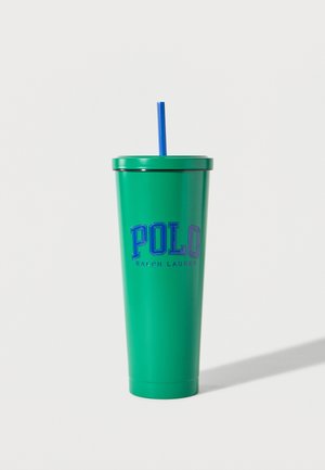 Pahar reutilizabil verde cu capac și pai albastru, având logo-ul "POLO Ralph Lauren" în albastru pe partea din față.