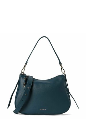 Bolso de hombro de cuero color verde azulado con forma curva, correa ajustable, herrajes dorados y acabado texturizado. Cuenta con cierre de cremallera y detalle de logotipo.