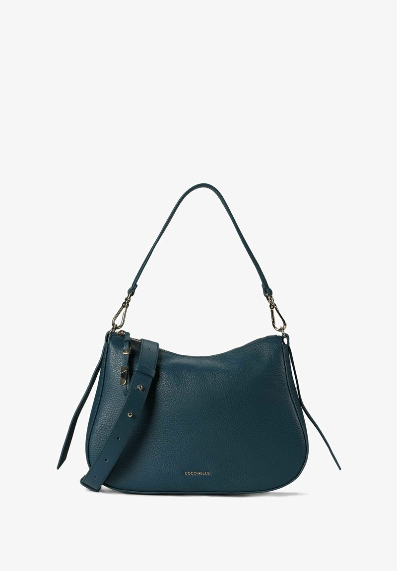 Borsa a spalla in pelle turchese con una forma curva, tracolla regolabile, minuteria dorata e finitura testurizzata. Presenta una chiusura con zip e dettaglio logo.