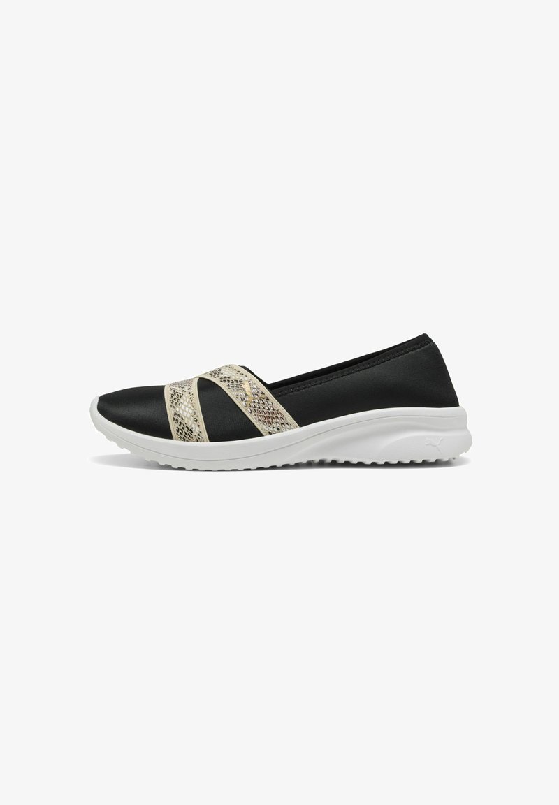 Svarta slip-on skor med ett texturerat guld- och svart spänne, med en vit gummisula och en smäcker, rundad design.