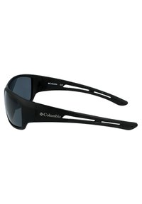 Occhiali da sole neri con lenti scure, design elegante, aste dritte; presentano slot di ventilazione sulle tempie; marchiati con un logo.