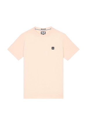 Lichtroze katoenen t-shirt met korte mouwen, ronde hals en een klein zwart logo-patch op de linkerkant van de borst. Glad textuur en casual pasvorm.