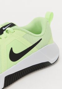 Lichtgroene sneaker met een bovenwerk van mesh, zwarte Nike swoosh en een witte zool met zwarte traction. Voorzien van een gewatteerde kraag en een hiel lus.