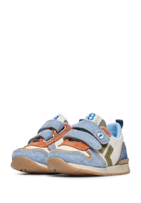 Sneaker per bambini blu e arancio in suede e mesh. Fasce in Velcro, dettagli bianchi e suola in gomma testurizzata. Design leggero e traspirante.