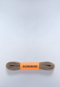 Lacci beige avvolti in un'etichetta arancione con la scritta "NAPAPIURI" in testo nero. I lacci sono intrecciati con una texture liscia.