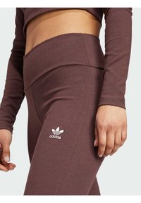 adidas Originals ESSENTIALS FLARED - Legingi — bikses - shadow brown